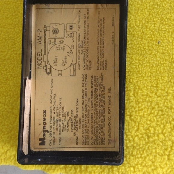 1953 Black and Gold Portable AM Bakelite Radio - Picture 2 of 3